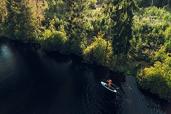 Person rudert auf einem See