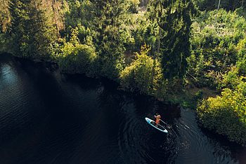 Person rudert auf einem See