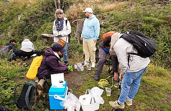 Bild_4_Analyse_von_Wasserproben_an_der_Eisenquelle_bei_Altenau_ce.jpg