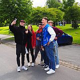 Personen auf der Straße machen ein Selfie