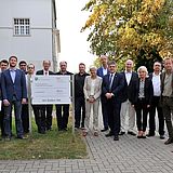 Menschen stehen vor dem Forschungszentrum Energiespeichertechnologien der TU Clausthal