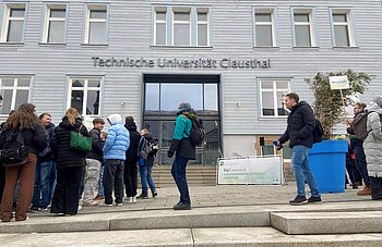 2_TUConnect_Schüler_innen_vor_dem_Hauptgebäude_der_TU_Clausthal.jpg
