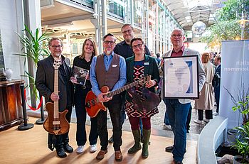 Gruppenfoto aller Beteiligten am Projekt mit der Präsidentin.